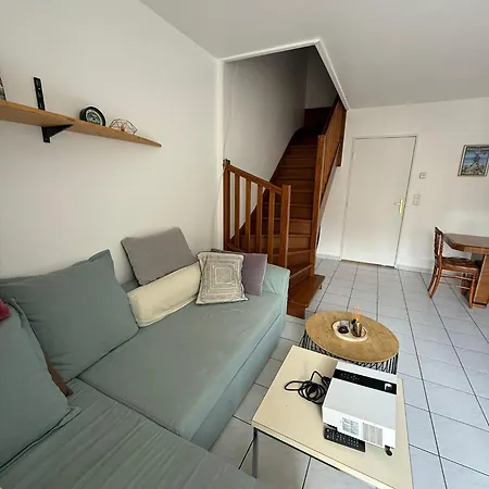Private Bedroom, In A House Of 2 Roomates Homestay