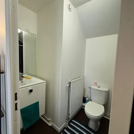 Private Bedroom, In A House Of 2 Roomates